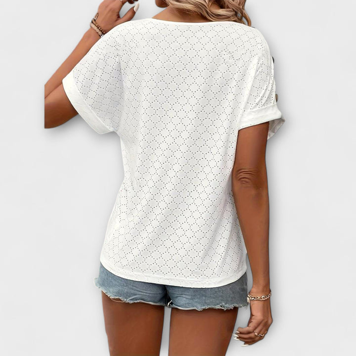 Mia | T-shirt z guzikami i dekoltem w szpic